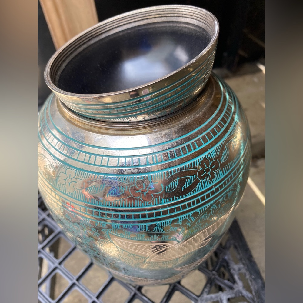 Large and heavy urn. Blue design with doves
